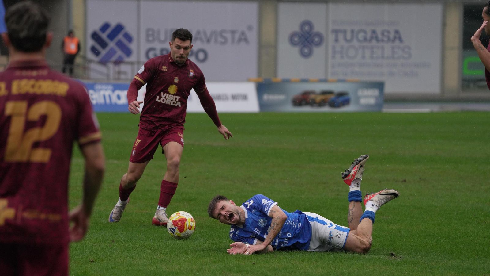 Ekiza regresó al once y sufrió varias entradas fuertes.