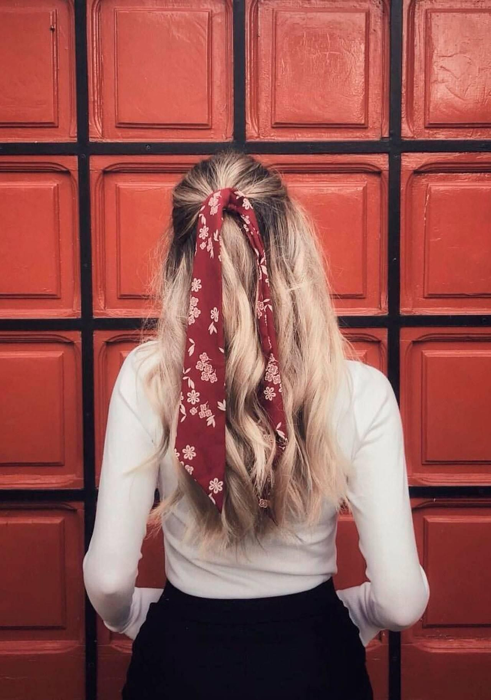 Semirrecogido con pañuelo.