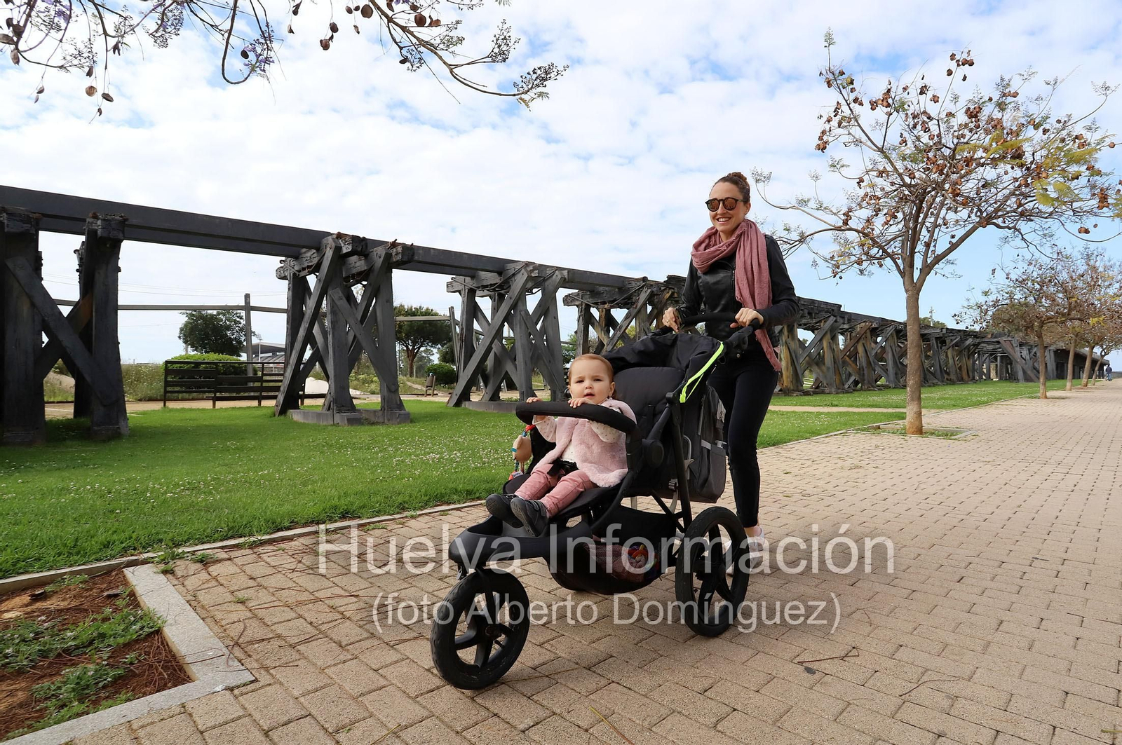 Imágenes del primer día de la salida de niños a la calle en el estado de alarma por coronavirus