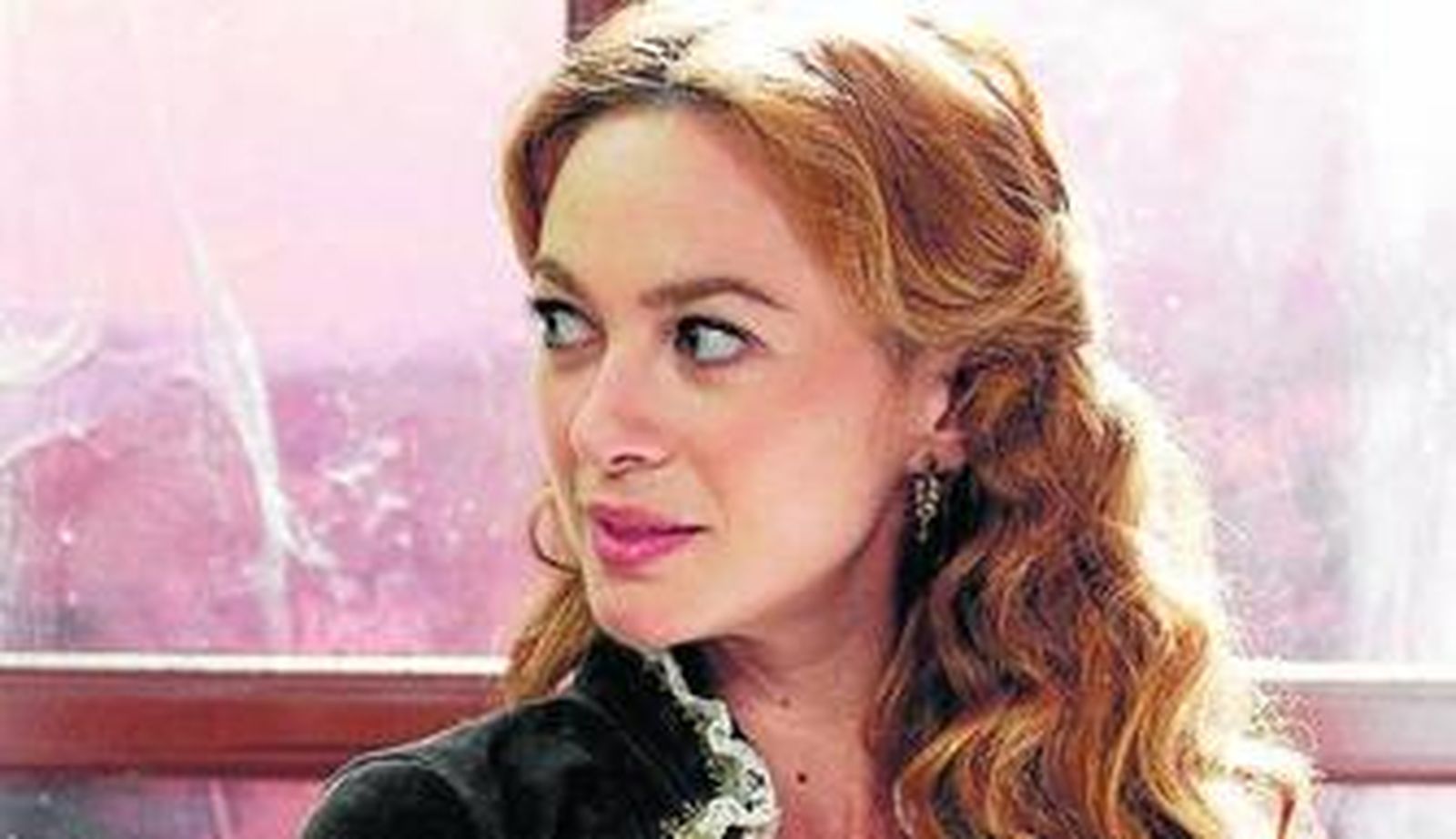 La actriz Marta Hazas, caracterizada para la serie que protagoniza.