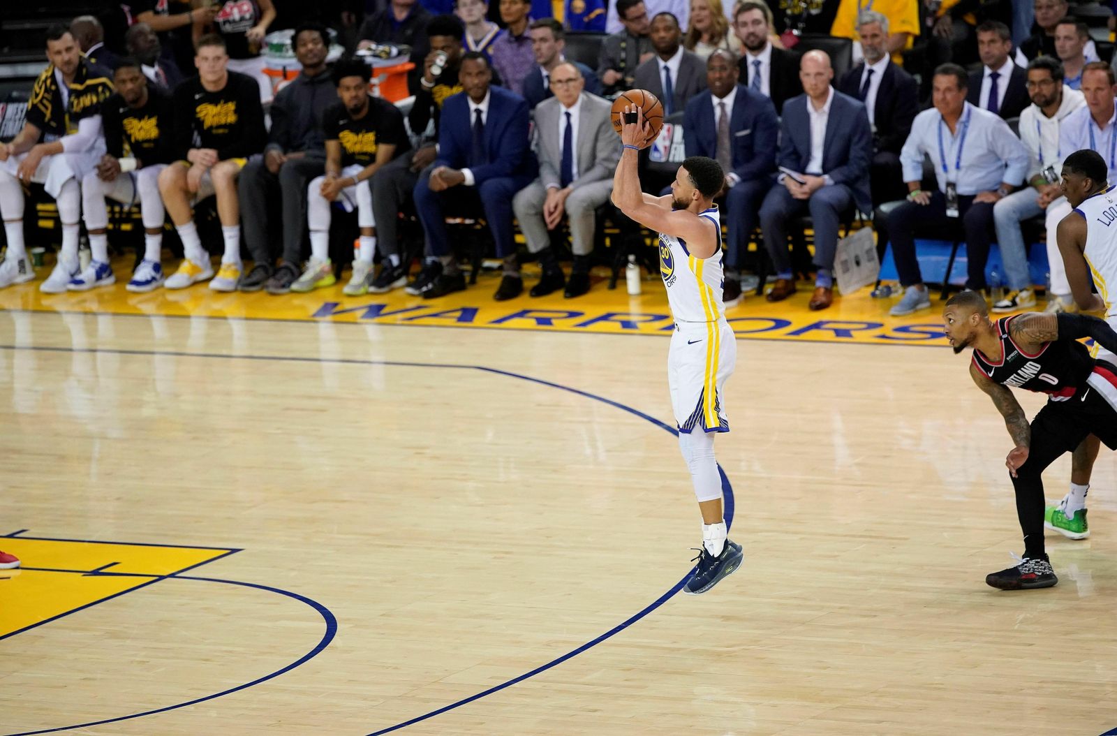 Curry lanza en el aire
