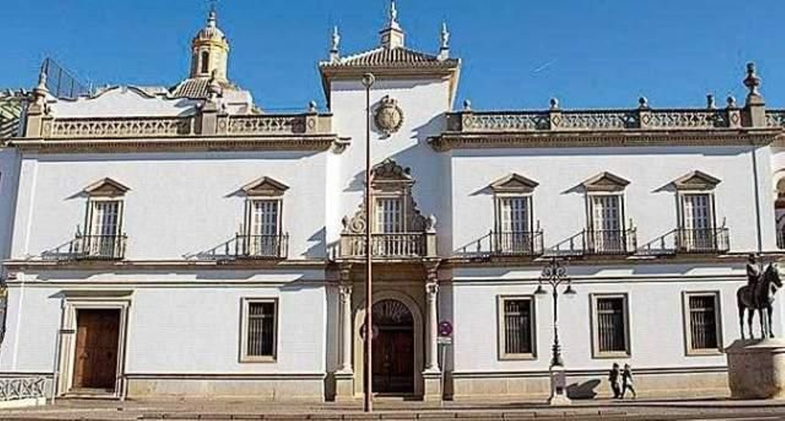 Casa de la Real Maestranza, aledaña de la plaza de toros, en el Paseo de Colón. Casa de la Real Maestranza, aledaña de la plaza de toros, en el Paseo de Colón.