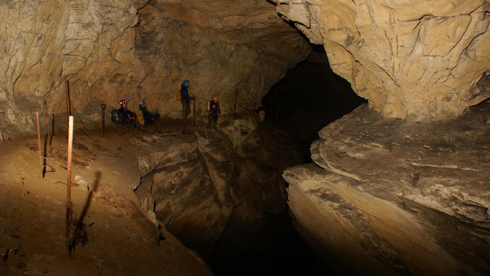 Resto del camino construido por los obreros en el interior de la cueva para tapar las fugas.
