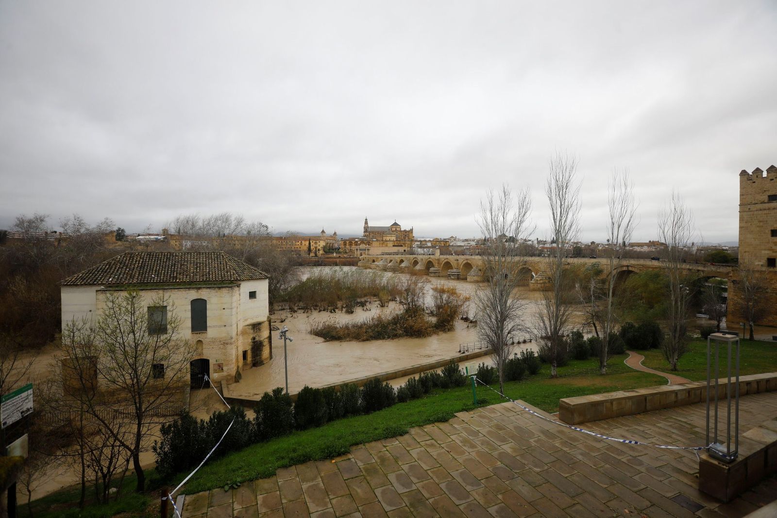 El río Guadalquivir a su paso por Córdoba tras la borrasca Kristin
