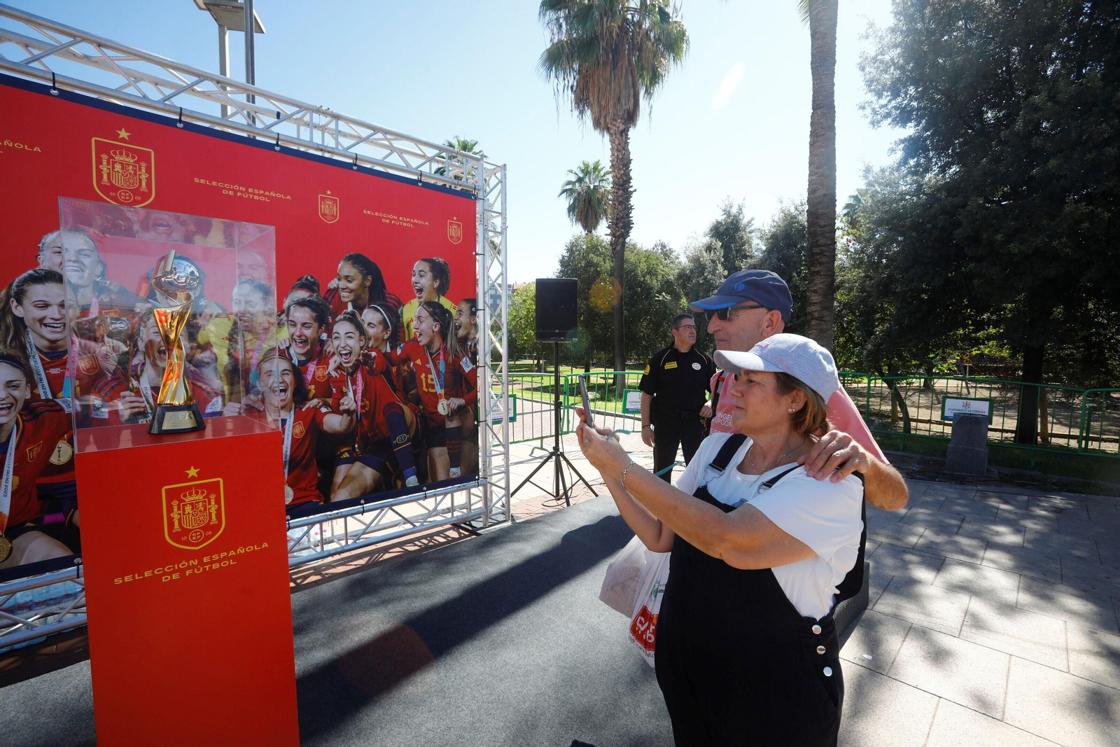 Córdoba se divierte en la 'Fan Zone' previa al partido de España ante Suiza, en imágenes