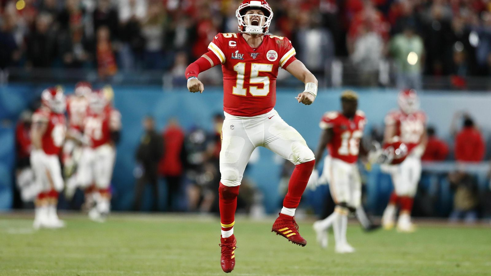 Pat Mahomes se lamenta después de su primer pase interceptado anoche