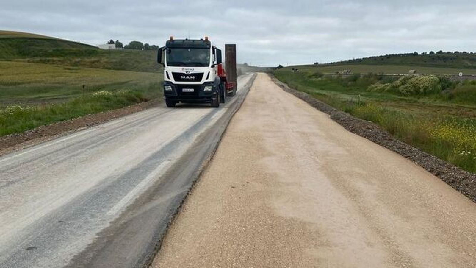 Obras de conservación en una carretera de la red de la Diputación de Sevilla.