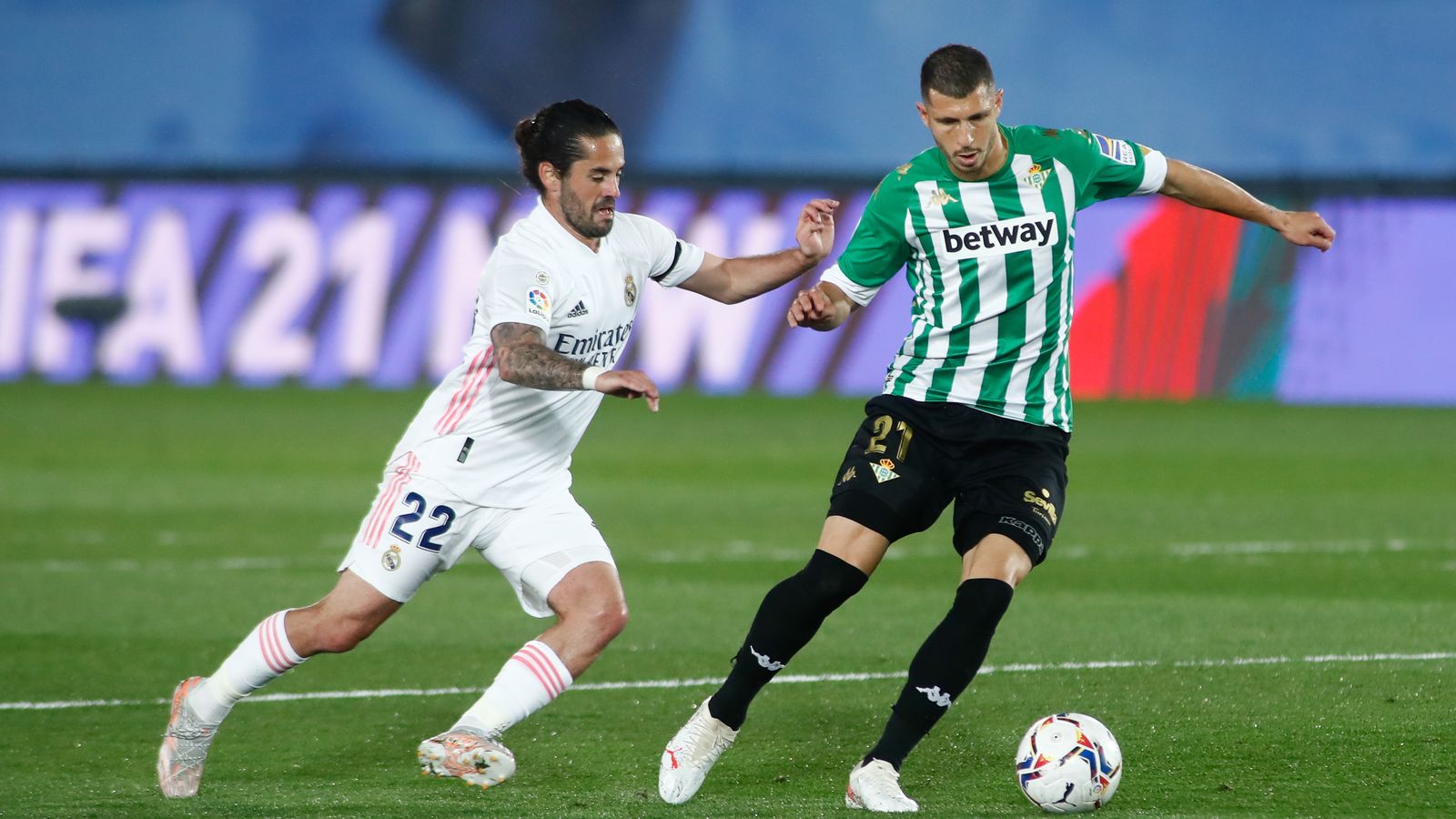 Guido Rodríguez conduce el balón eludiendo al madridista Isco.