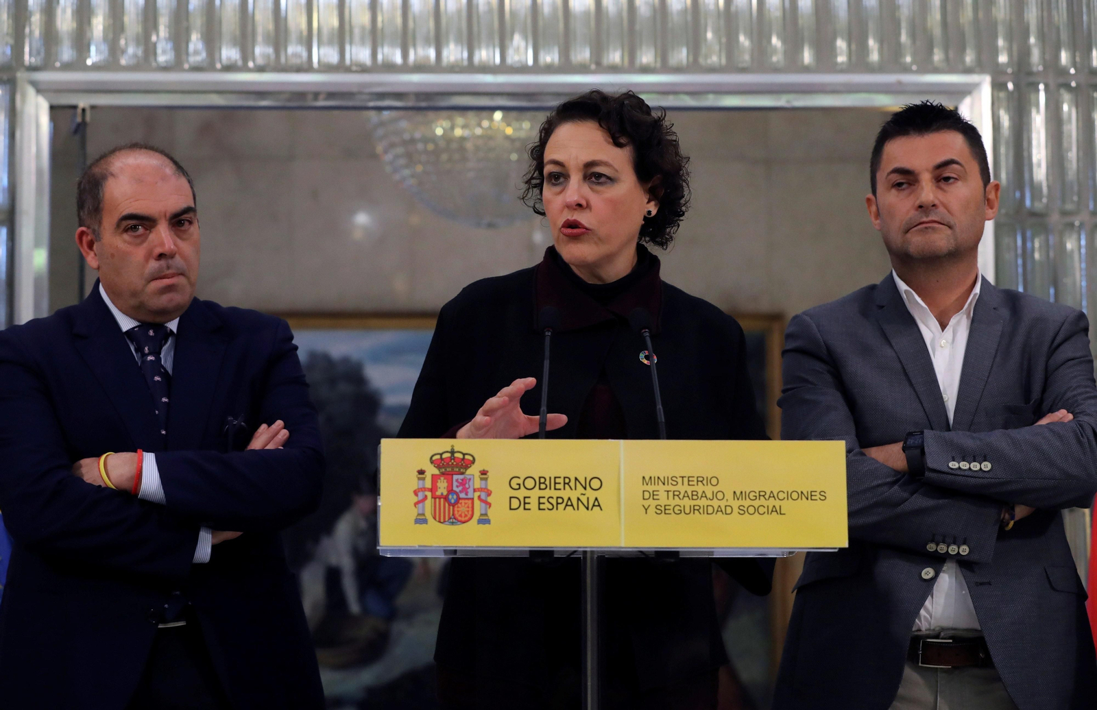La ministra de Trabajo, Migraciones y Seguridad Social, Magdalena Valerio, junto al presidente de ATA, Lorenzo Amor, y de Upta, Eduardo Abad, ayer. La ministra de Trabajo, Migraciones y Seguridad Social, Magdalena Valerio, junto al presidente de ATA, Lorenzo Amor, y de Upta, Eduardo Abad, ayer.
