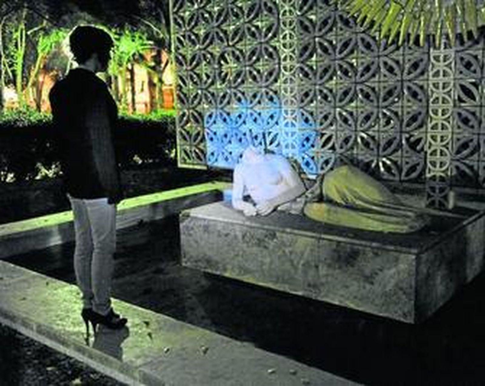 Una joven observa la escultura decapitada de la glorieta de Luis Montoto en la tarde de ayer.