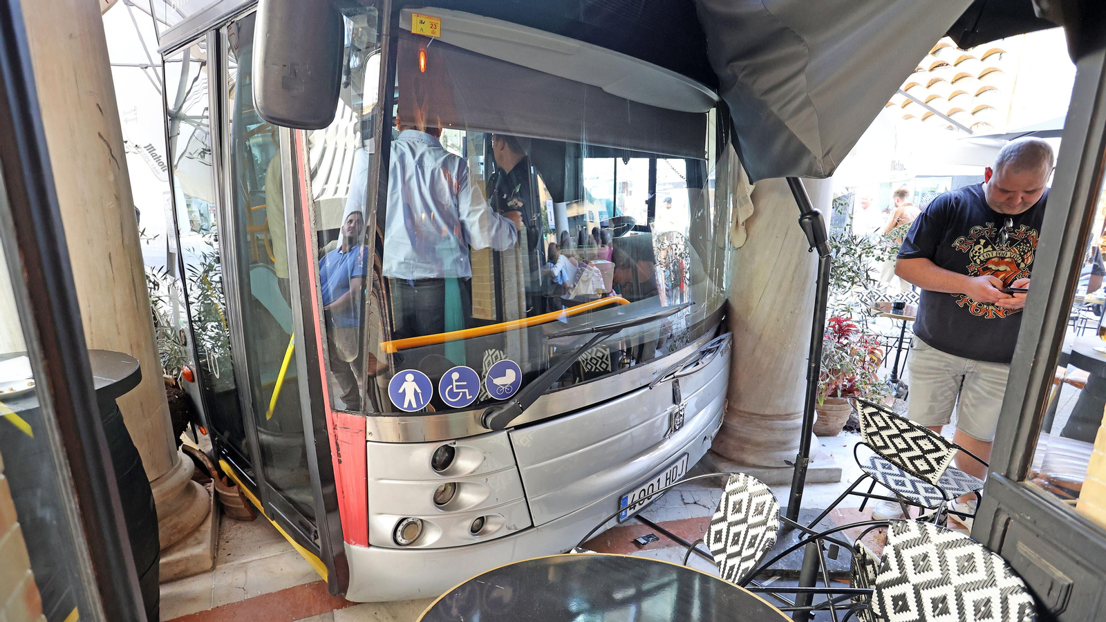 Un autobús se empotra en el Gallo Azul de Jerez