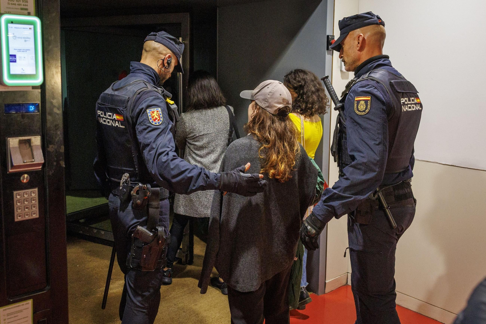 La Policía desaloja a tres activistas feministas de la presentación del libro de Soto Ivars.