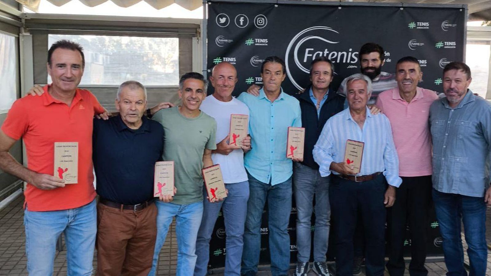 Ramón Romero y todos los integrantes del equipo del CT Oromana, con sus galardones.