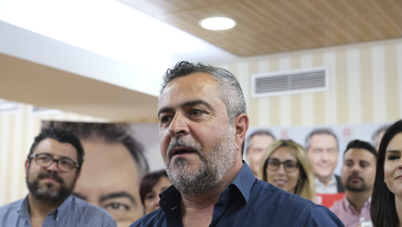 Imágenes del inicio de campaña electoral andaluza con la pegada de carteles.