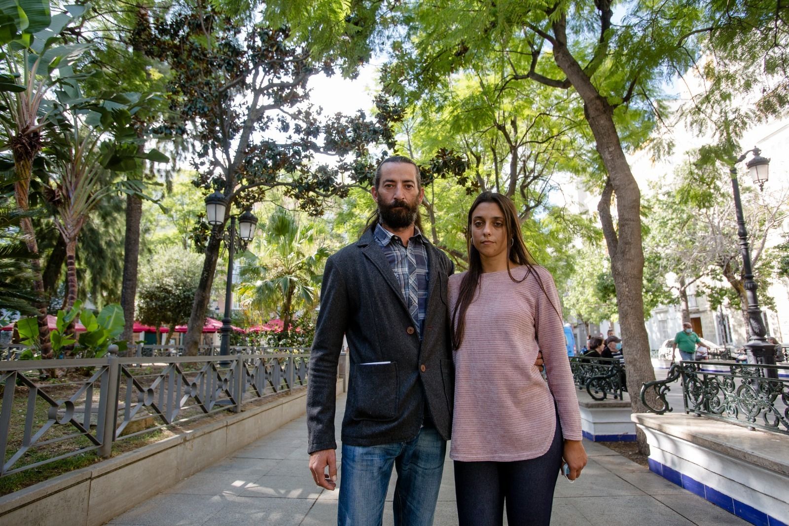 Milagros y Jorge en la Plaza Mina de Cádiz, tras visitar a su hija.