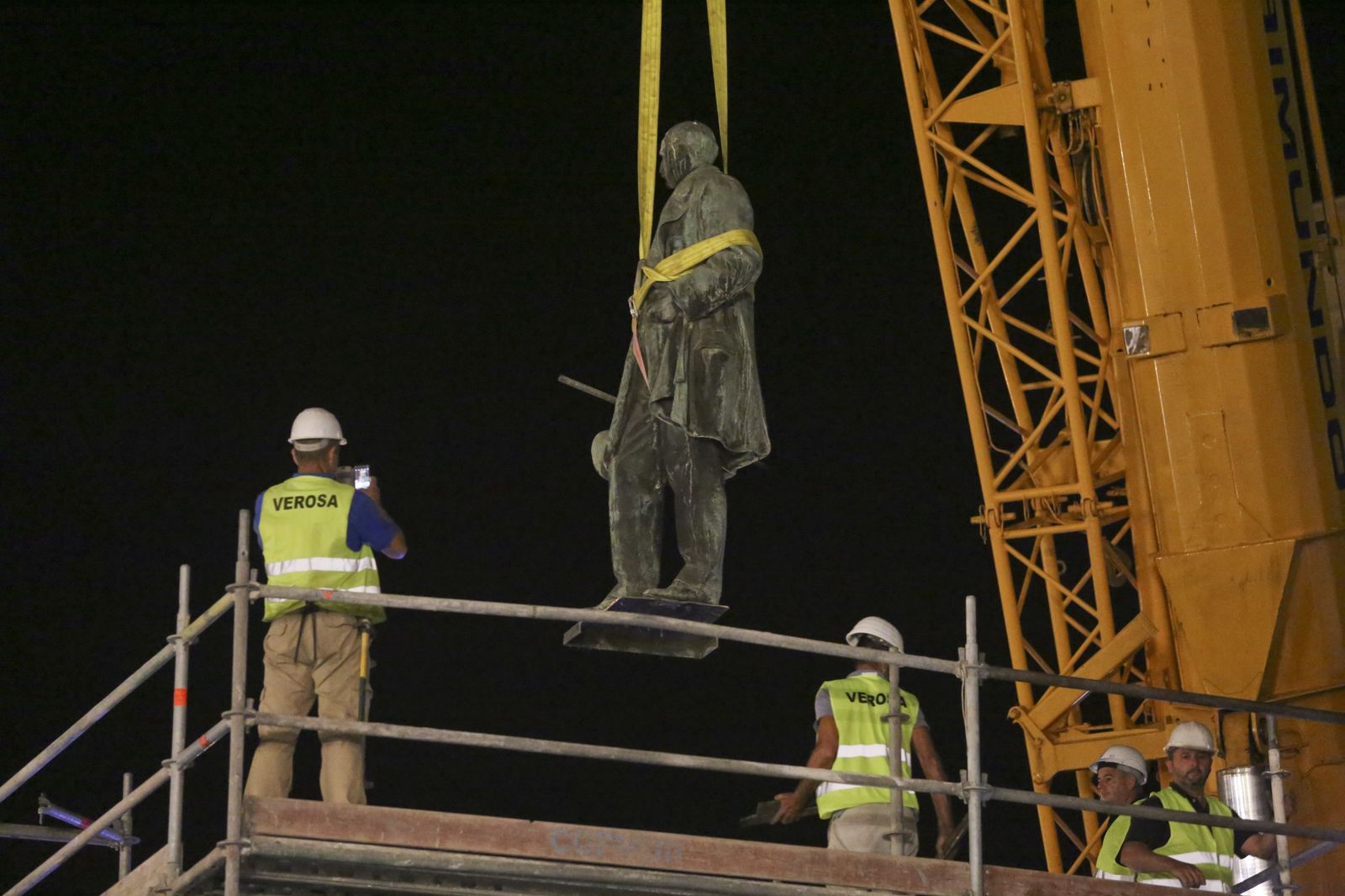 Así fue el desmontaje de la estatua del Marqués de Larios