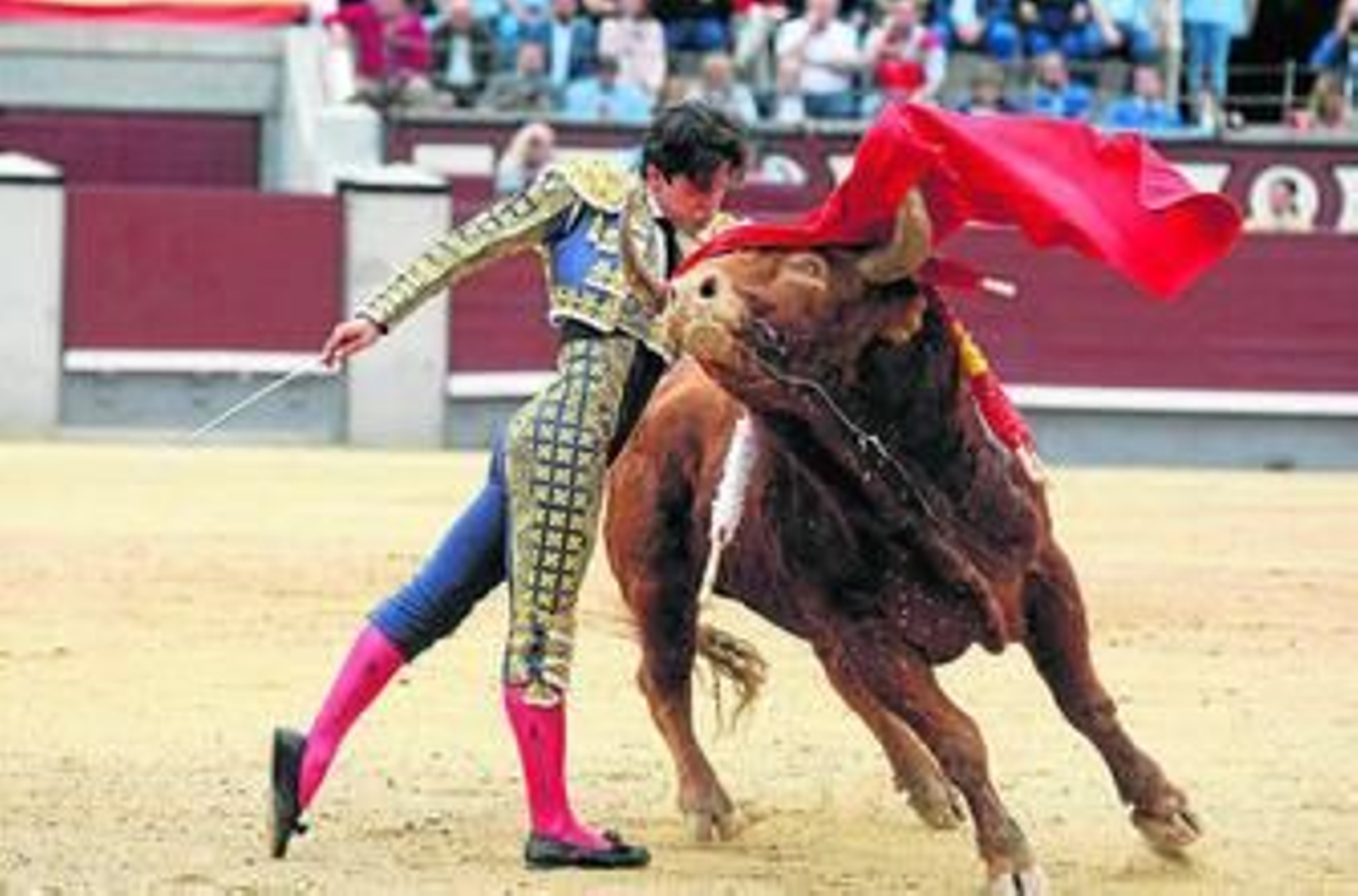 Juan del Álamo, en un pase del pecho al tercer toro, al que cortó una oreja.