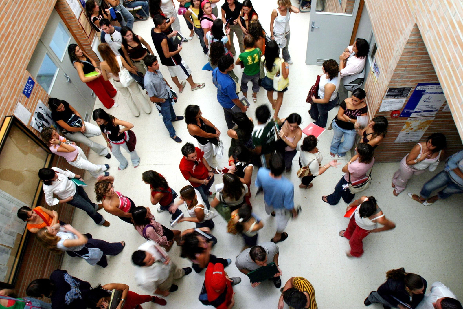 Un grupo de universitarios en la Facultad de Ciencias de la Comunicación.