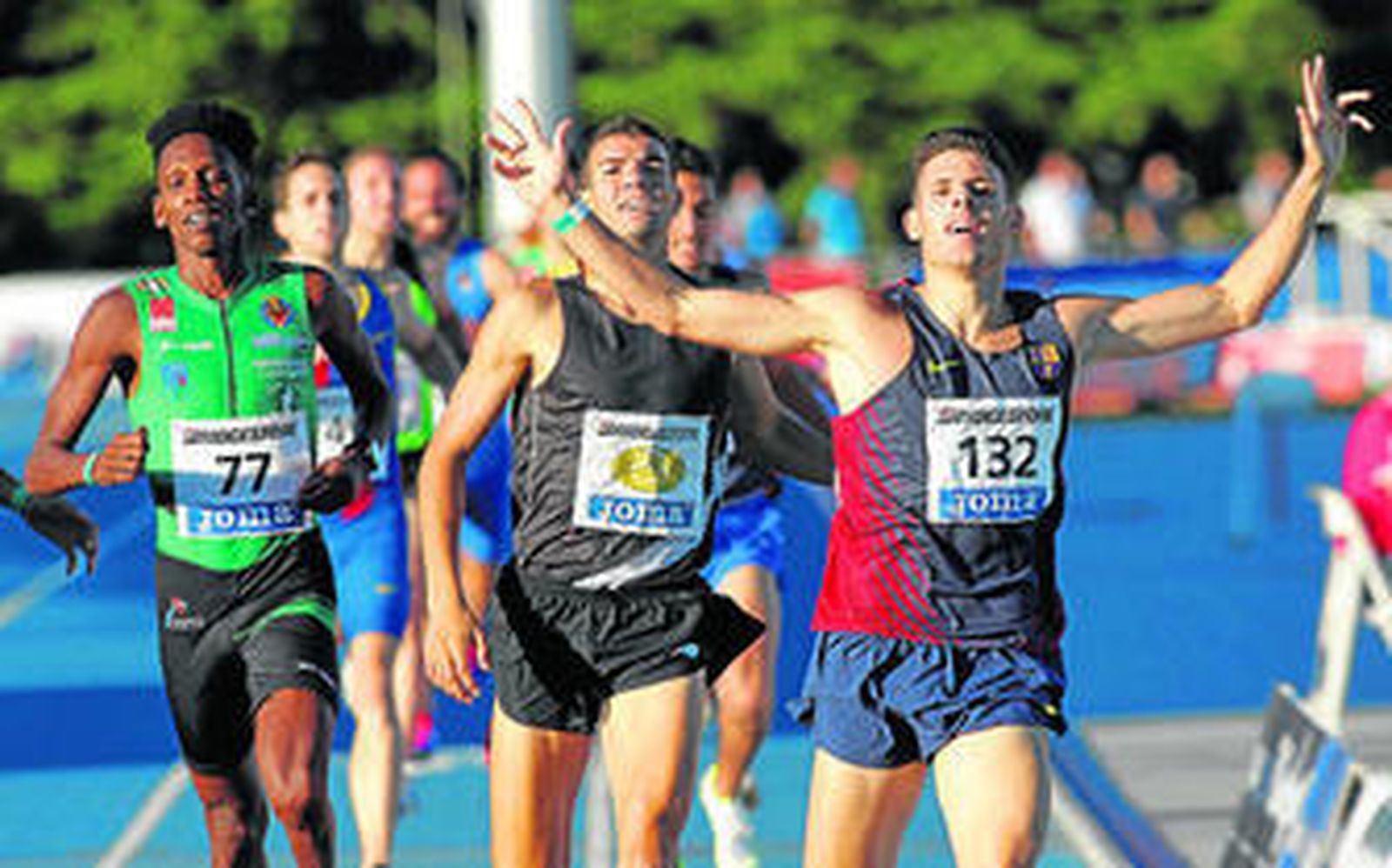 MArc Alcalá celebra el trinfo en los 1.500 metros por delante de Adel Mechaal y Mauri Castillo.