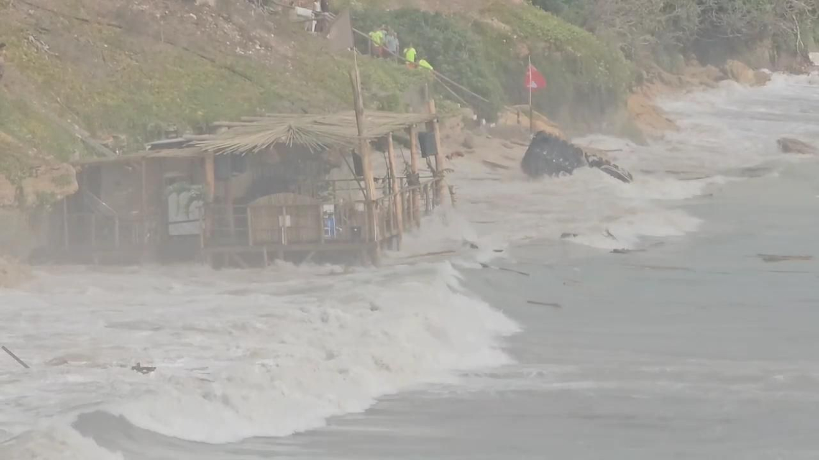 El fuerte oleaje arrasa en la playa de Los Caños de Meca en Cádiz