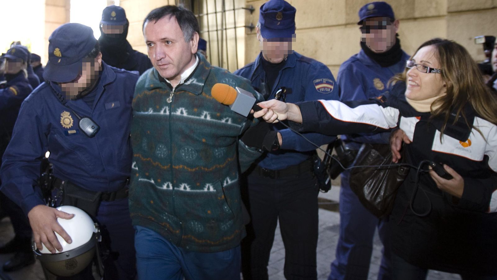 El asesino de Mari Luz Cortés, Santiago del Valle, custodiado por la Policía Nacional.