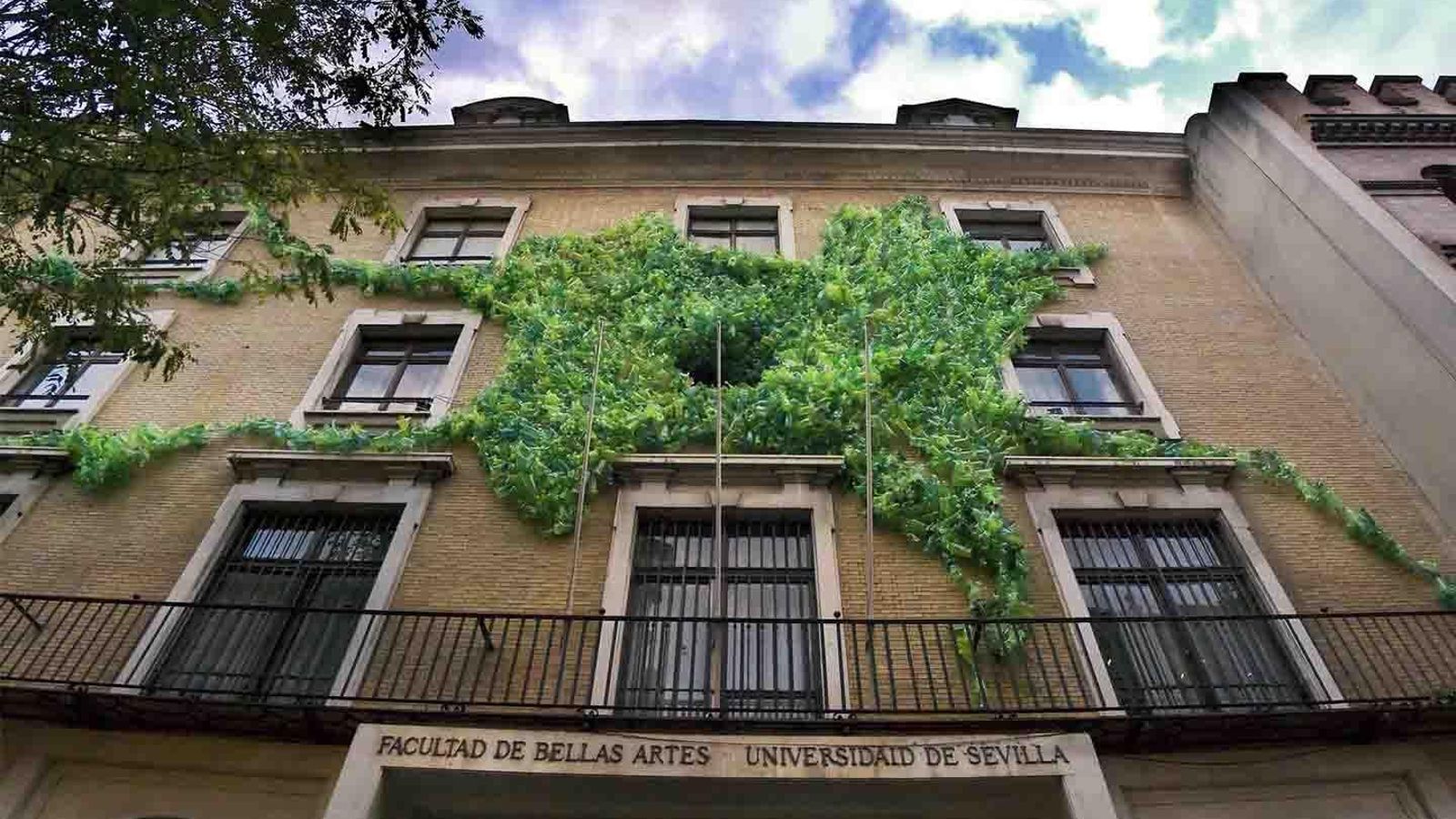 Una de las fachadas de la Facultad de Bellas Artes en Sevilla