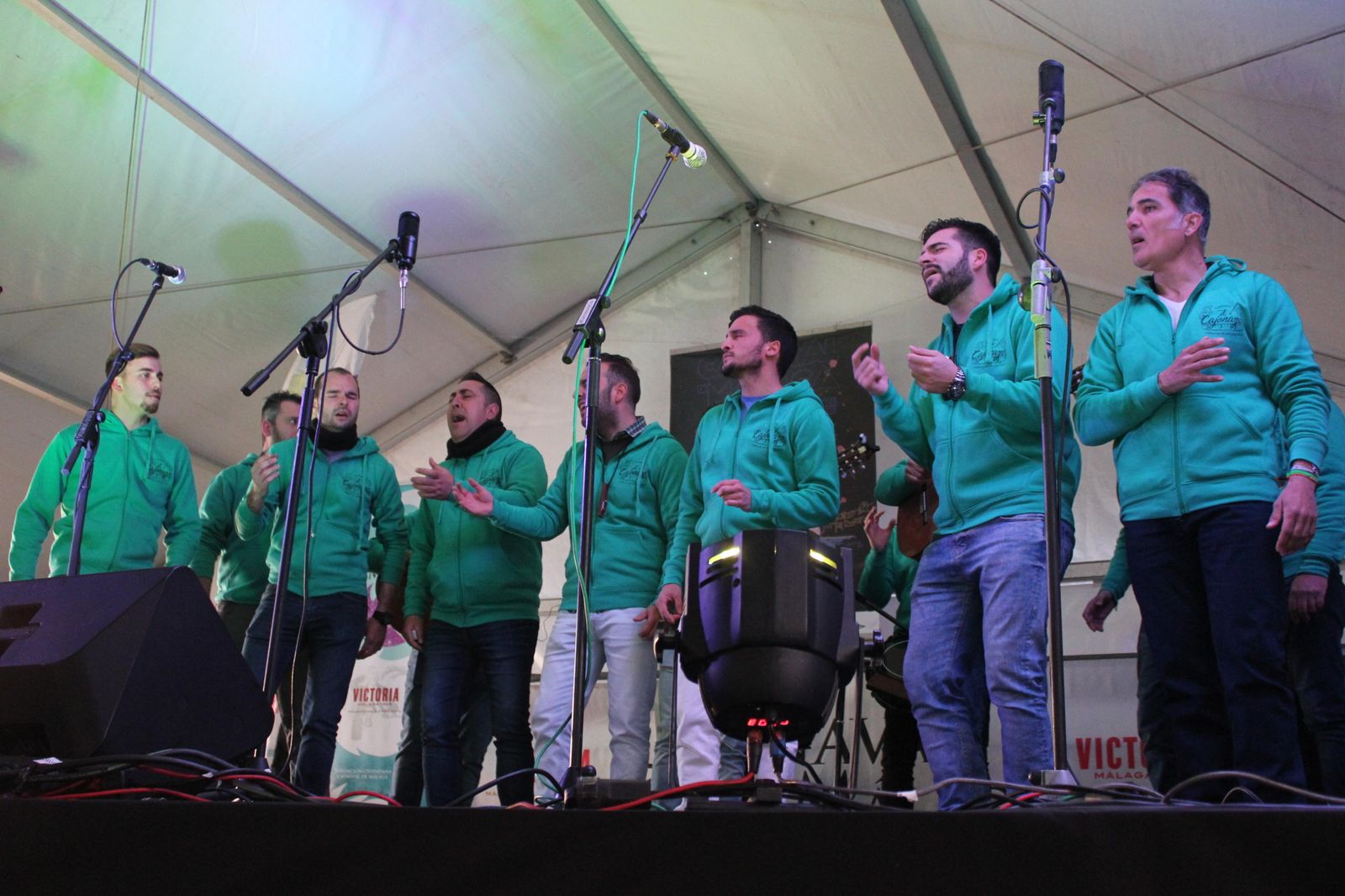 La comparsa 'El cajonazo' inicia su intervención ayer en Cortijo de Torres.