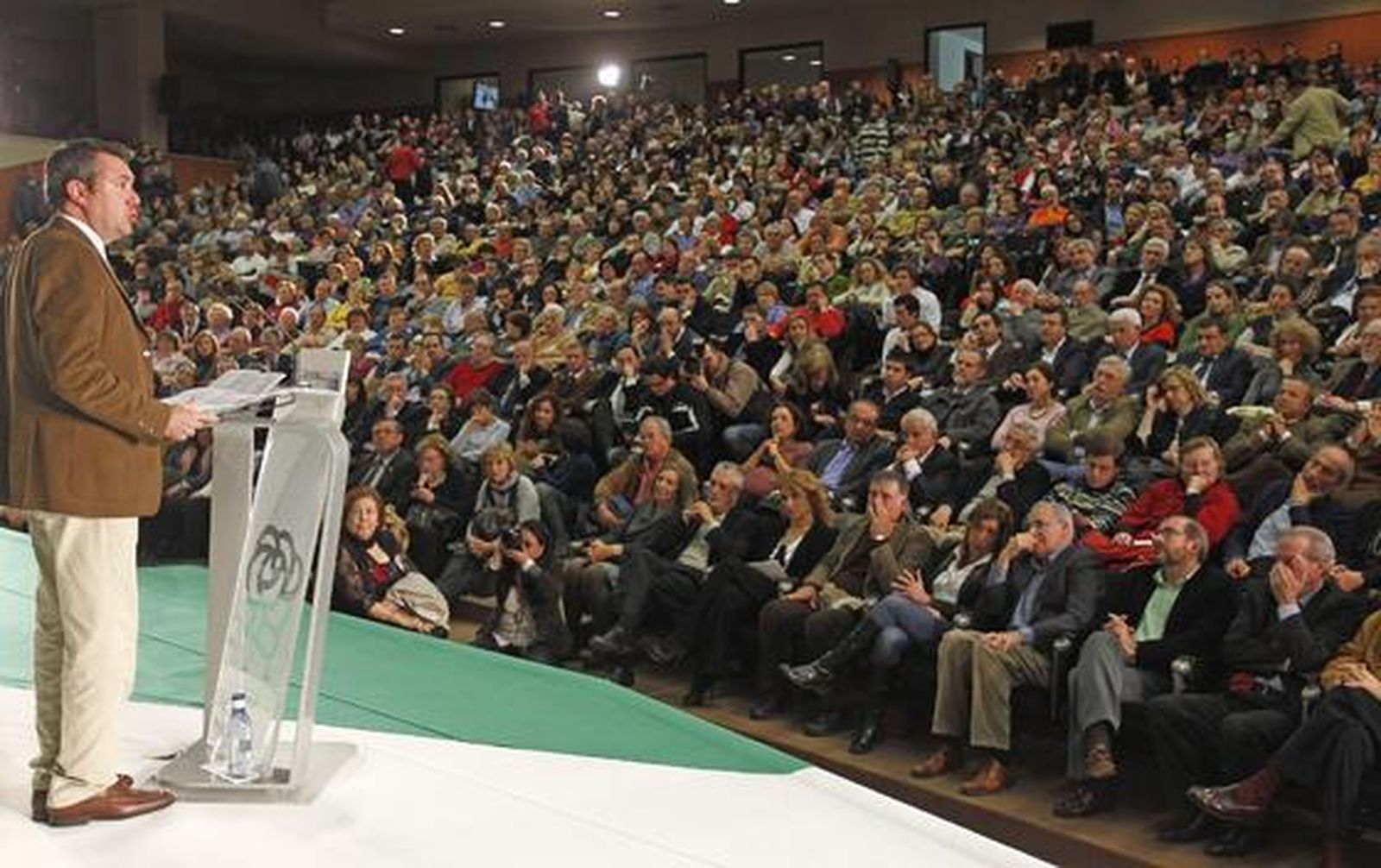 Acto de presentación del candidato socialista.  Foto: Antonio Pizarro / EFE