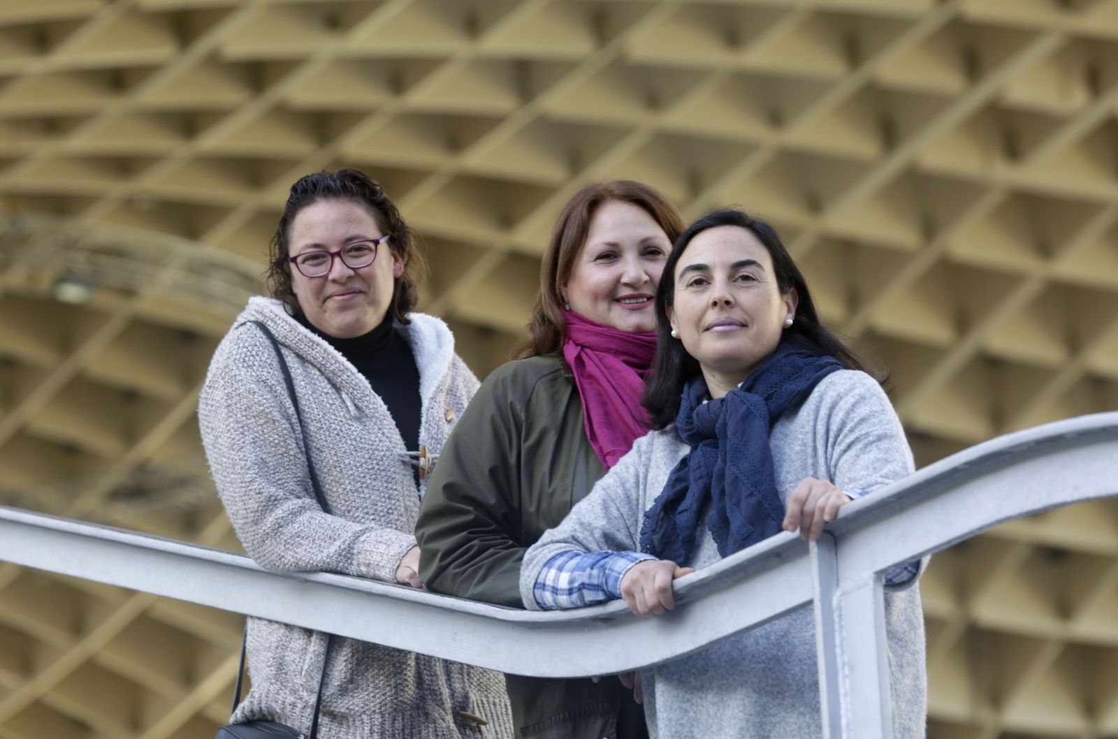 Patricia Fernández, escolta en A. M. Virgen de los Reyes; Rosa Cortés, diputada de tramo en San Bernardo y Santa Genoveva, y Carmen Ruiz, florista.