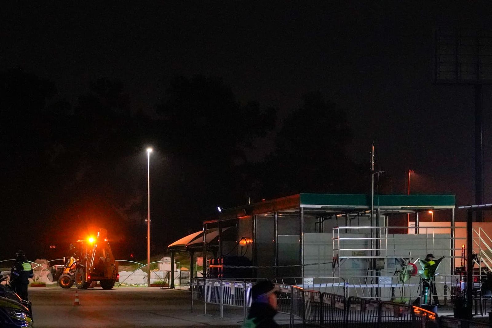 El derribo de la gasolinera de Alcosa, todas las fotos