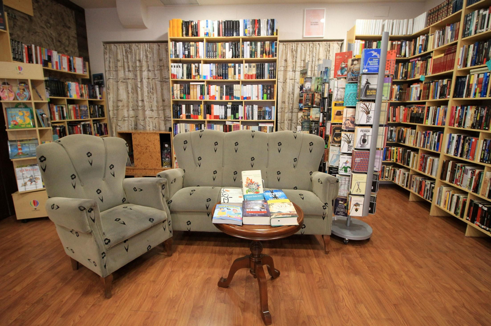 El sofá de La Dama Culta, en el centro de la librería, dispuesto a presentaciones, entrevistas y clientes con gusto de hojear 3n reposo.