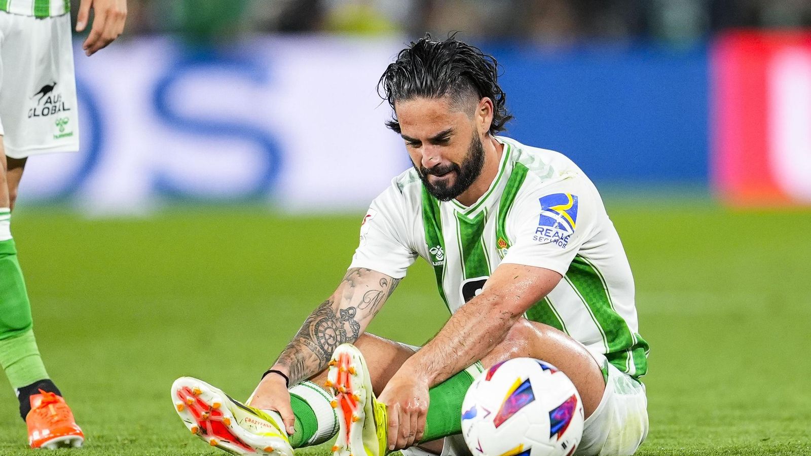 Isco, acompañado por José Manuel Álvarez, jefe de los servicios médicos del Betis, tras la lesión en Las Palmas.