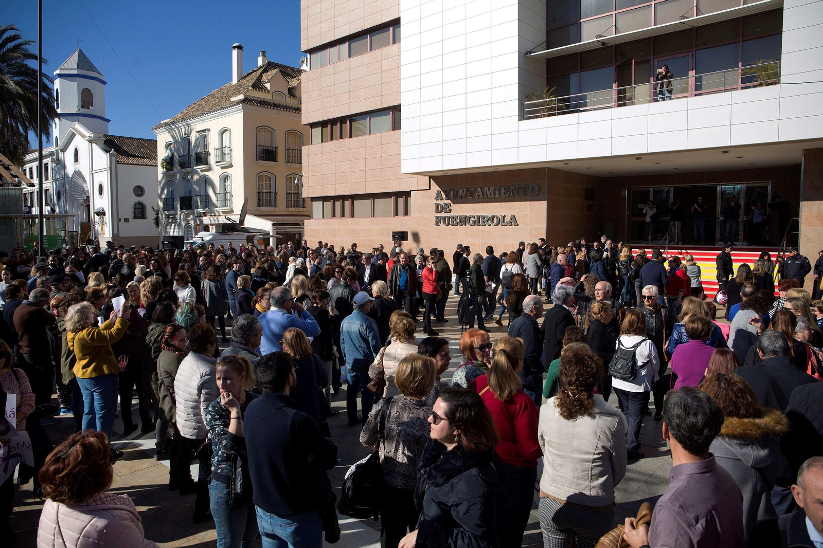 Concentración de los vecinos tras el asesinato para expresar la repulsa por los hechos. Concentración de los vecinos tras el asesinato para expresar la repulsa por los hechos.
