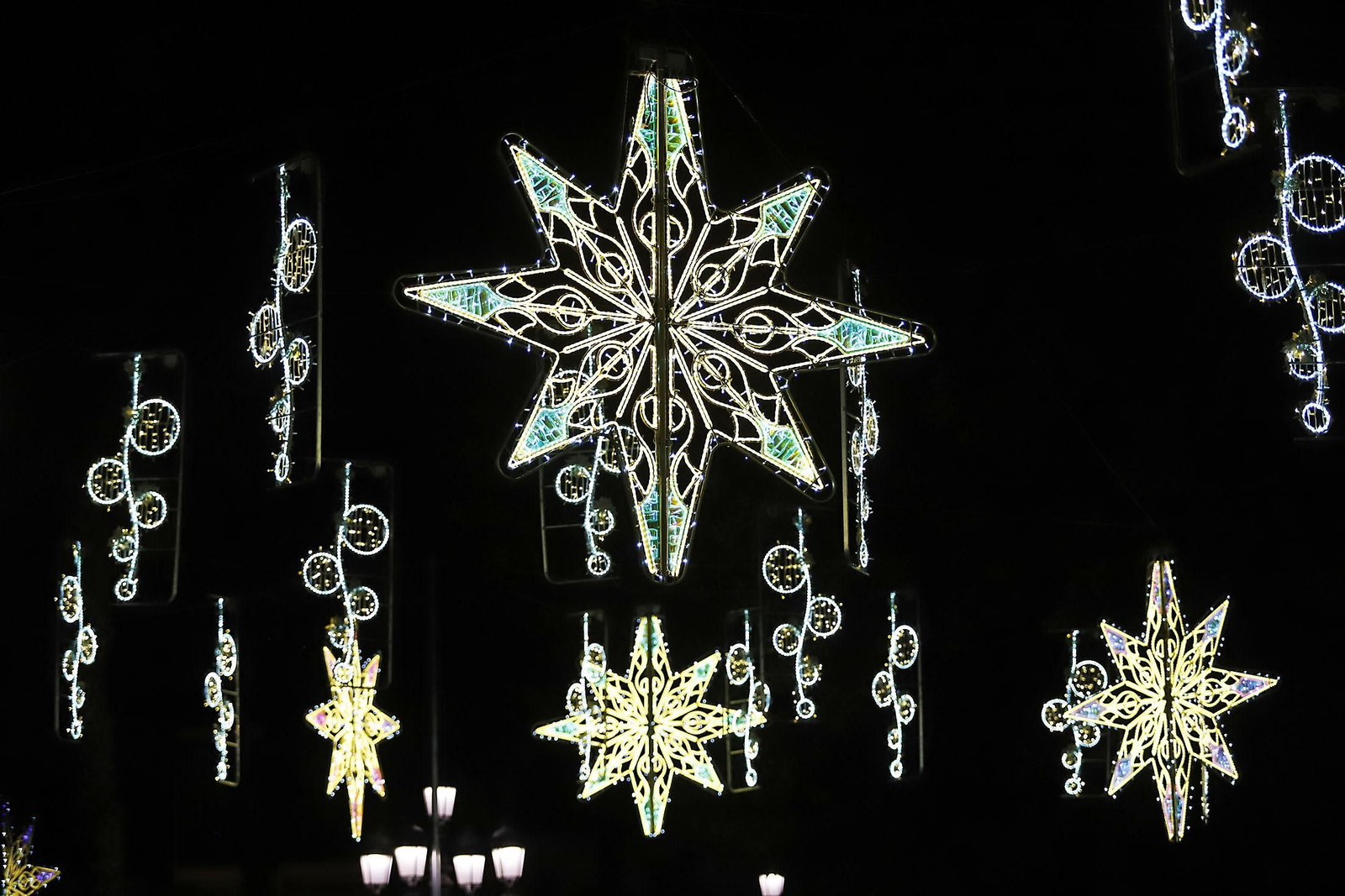 Imágenes del alumbrado navideño en las calles de Huelva