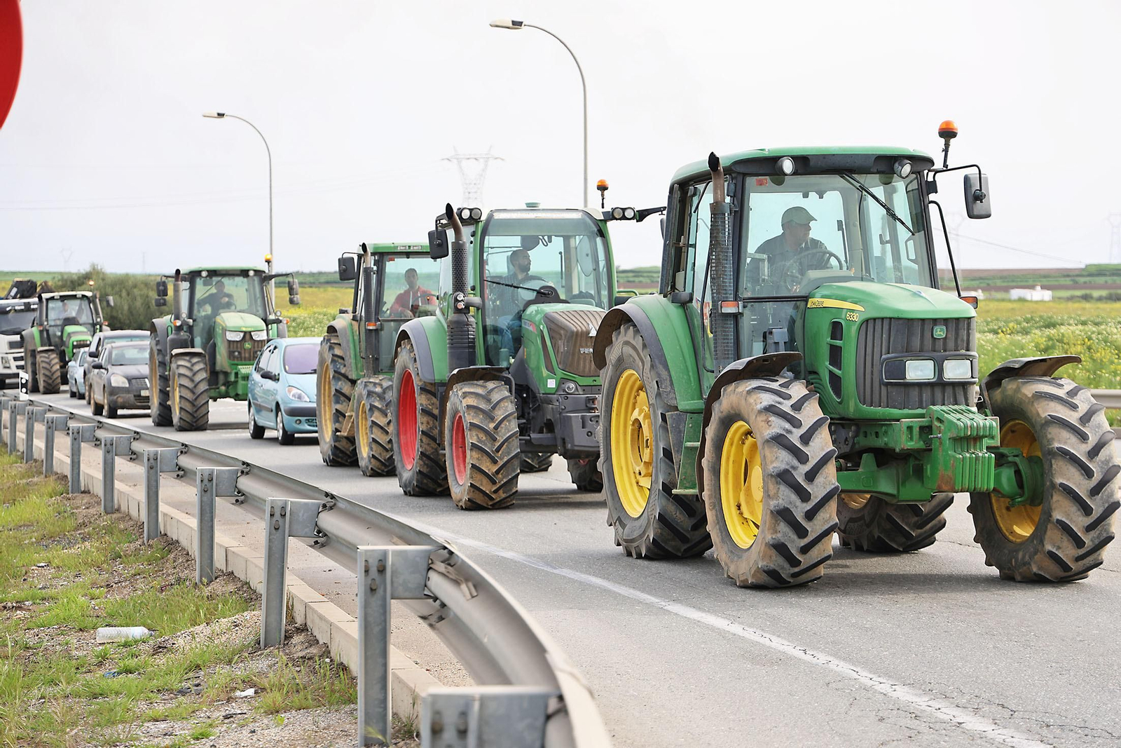 Imágenes de la multitudinaria tractorada de los agricultores en Huelva