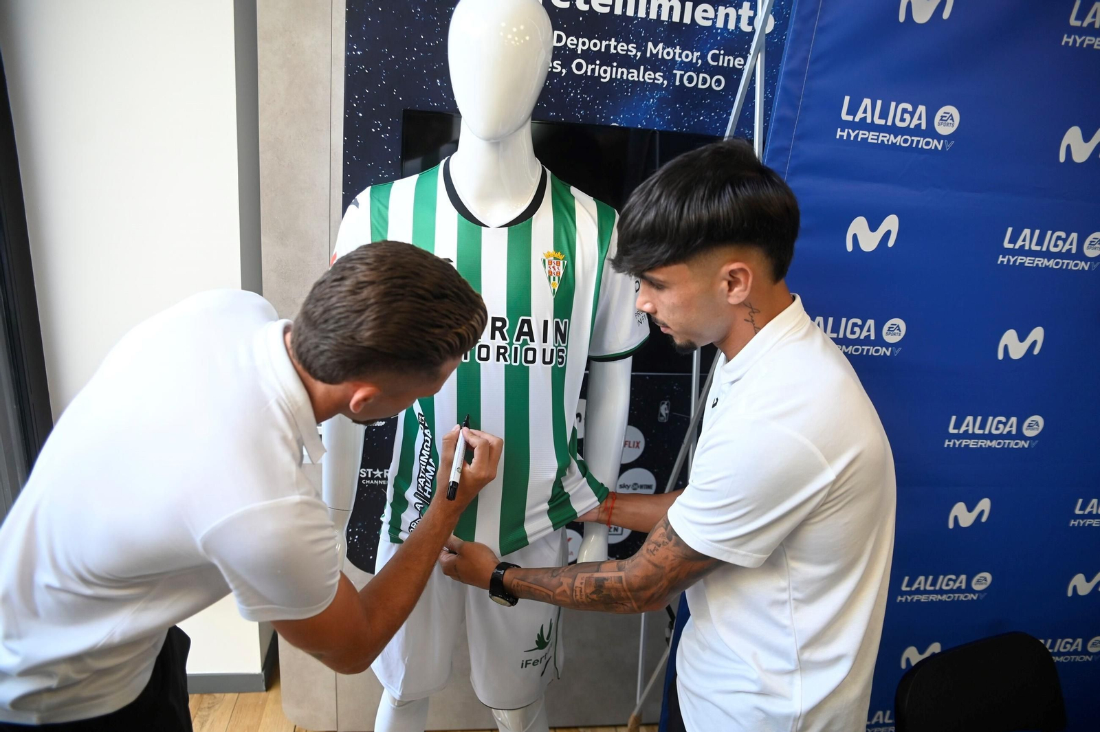 La pasión por el Córdoba CF se traslada a Las Tendillas en la firma de autógrafos de Isma Ruiz y Kevin Medina