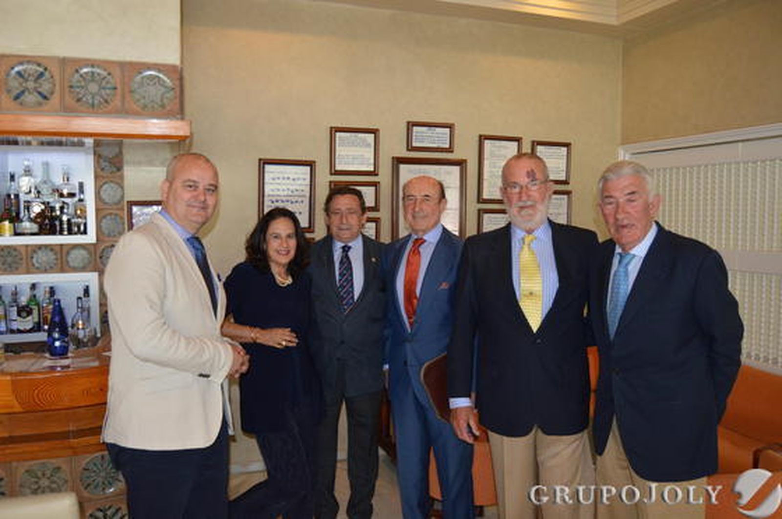 Nhean Hayness, Alfonso Ussía, el presentador del acto Beltrán Domecq, Juan Pardo y Pedro Domecq, durante la presentación, en el Hotel Jerez.

Foto: Ignacio Casas de Ciria
