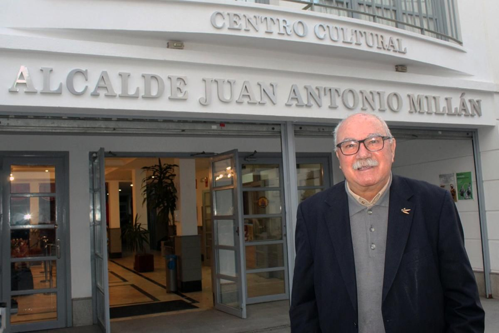 Juan Antonio Millán ante el edificio que lleva su nombre