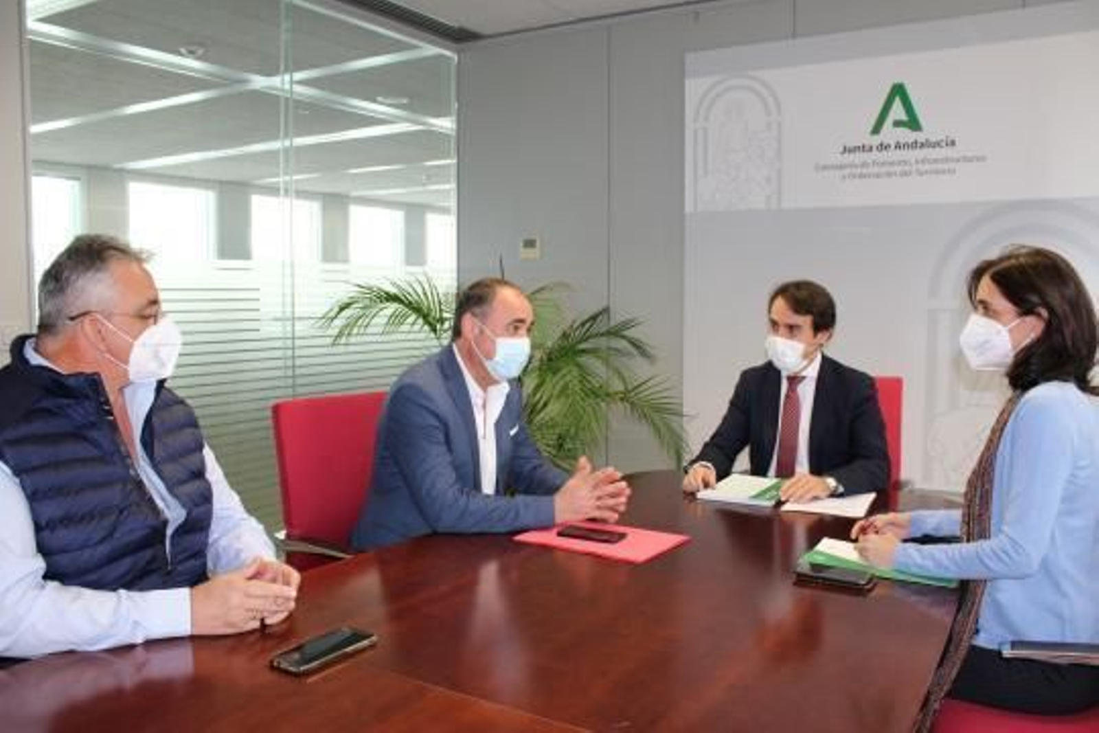 El viceconsejero Mario Muñoz-Atanet y la delegada de Fomento en Sevilla, Susana Cayuelas, con el alcalde de Castilblanco, José Manuel Carballar,