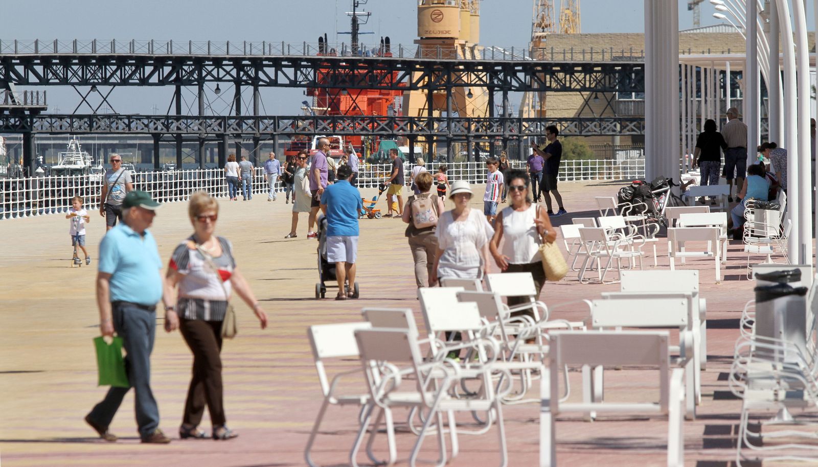 Onubenses y visitantes disfrutan del Paseo de la Ría.