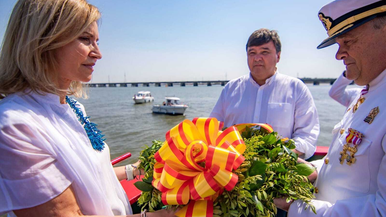 Ofrenda a la Virgen en la ría del Odiel con las autoridades participantes en la procesión marinera.