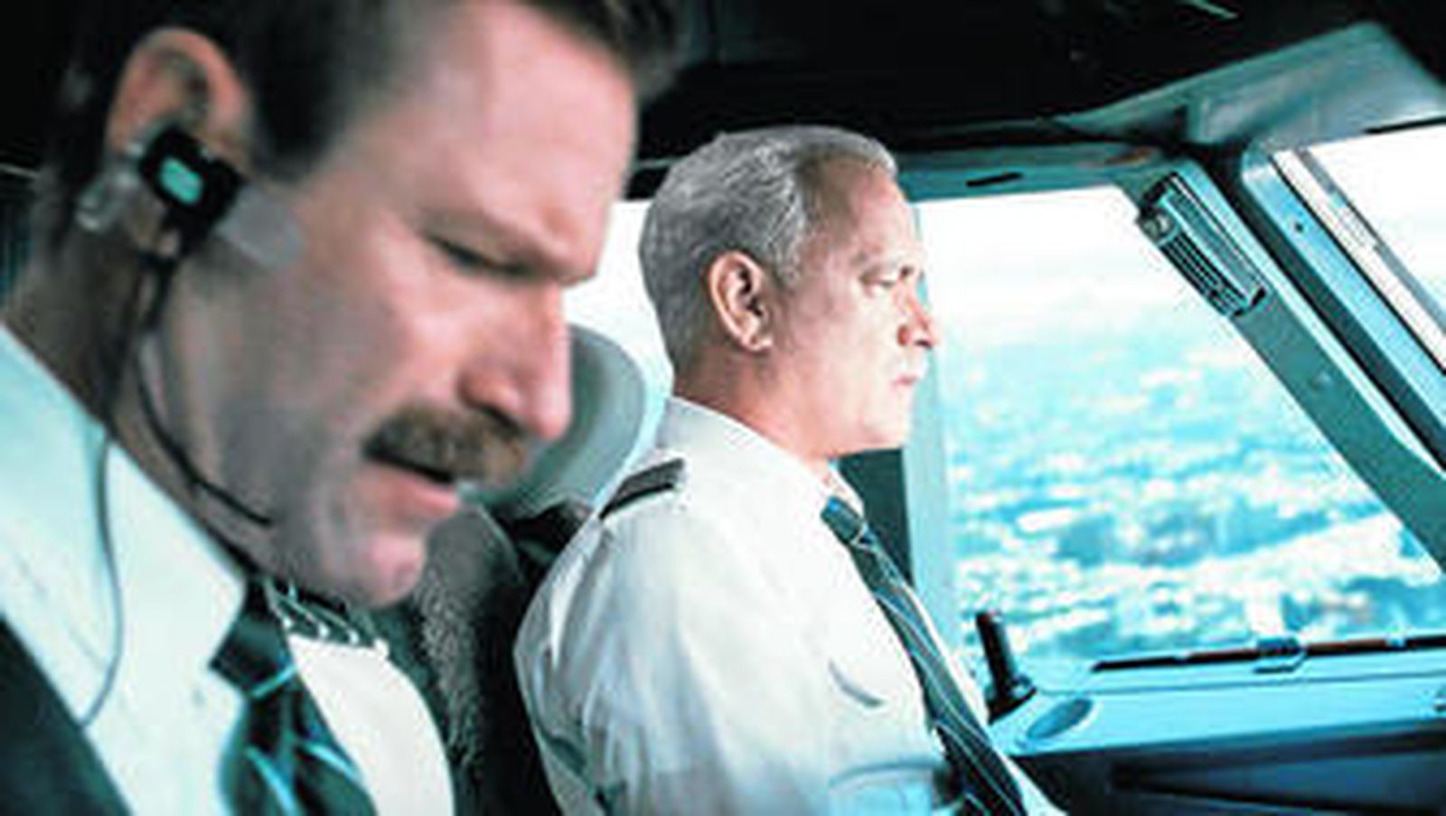 Aaron Eckhart y Tom Hanks, en una escena de la nueva película de Clint Eastwood.