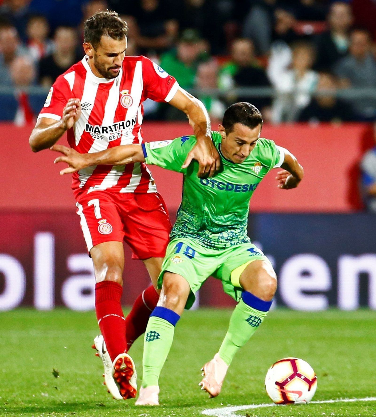 Guardado protege un balón ante el acoso de Stuani.