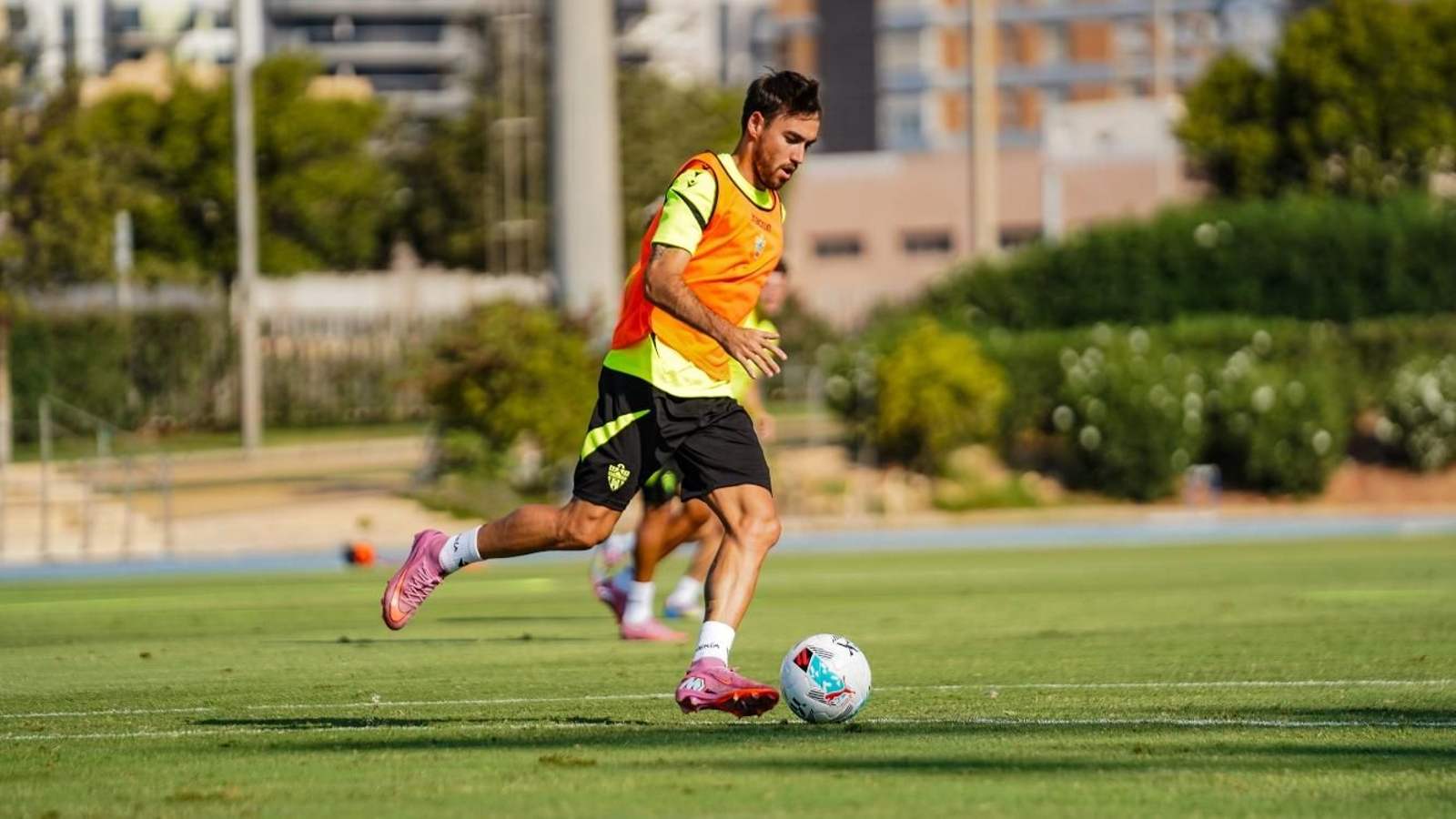 André Horta se ejercita en el campo de entrenamiento junto con el resto de sus compañeros.