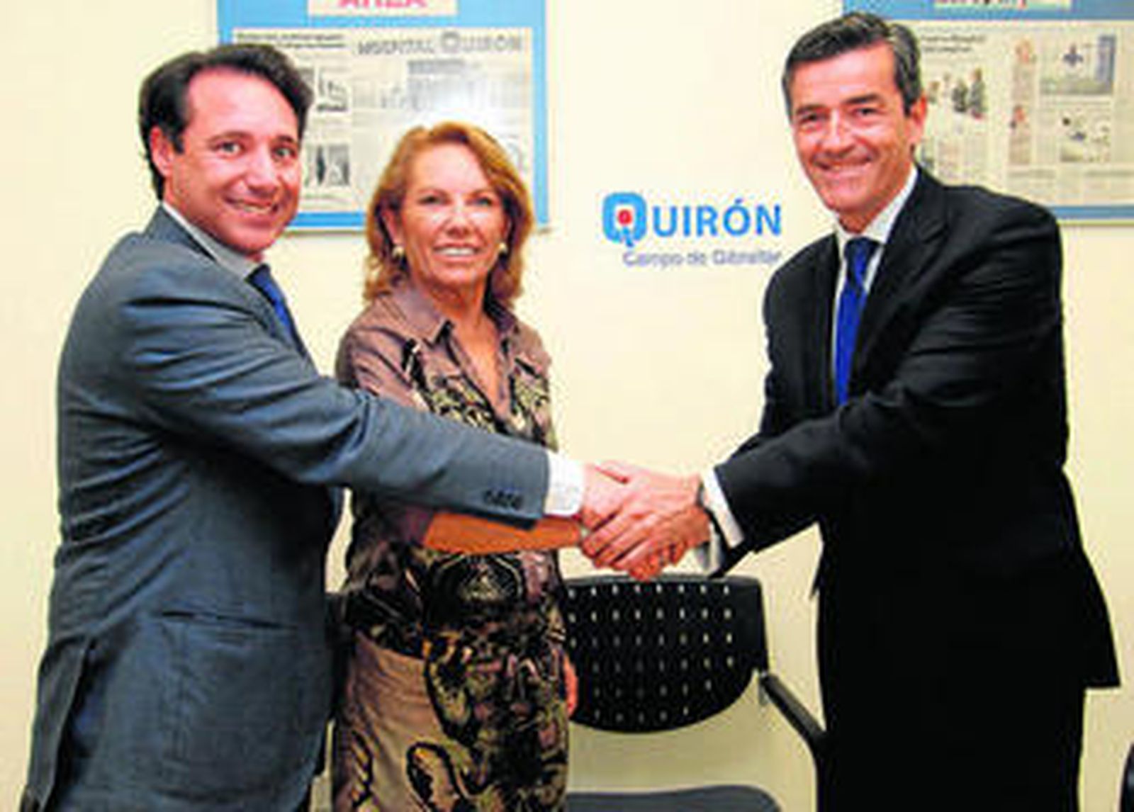 Antonio Feria y Pilar Serrano (Quirón), estrechan sus manos con Antonio Cantó, de Sanitas.