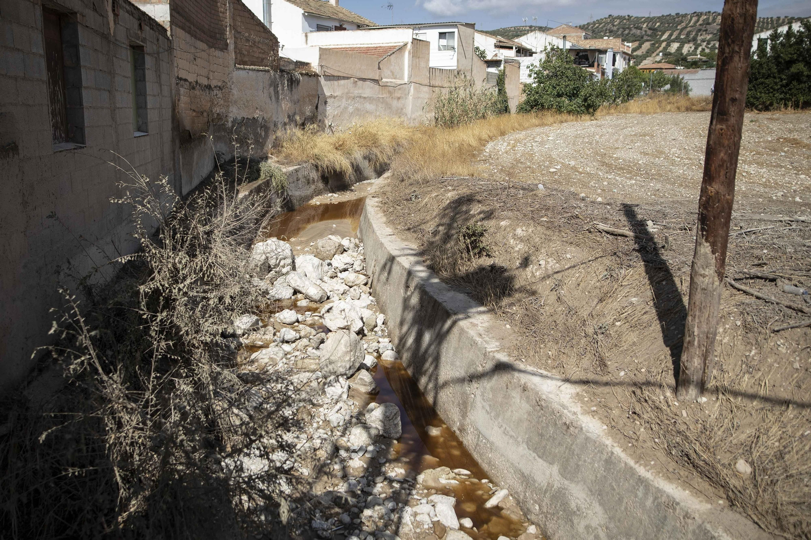 Así trabajan los vecinos de Casanueva y Zujaira para retirar los daños de la tromba de agua