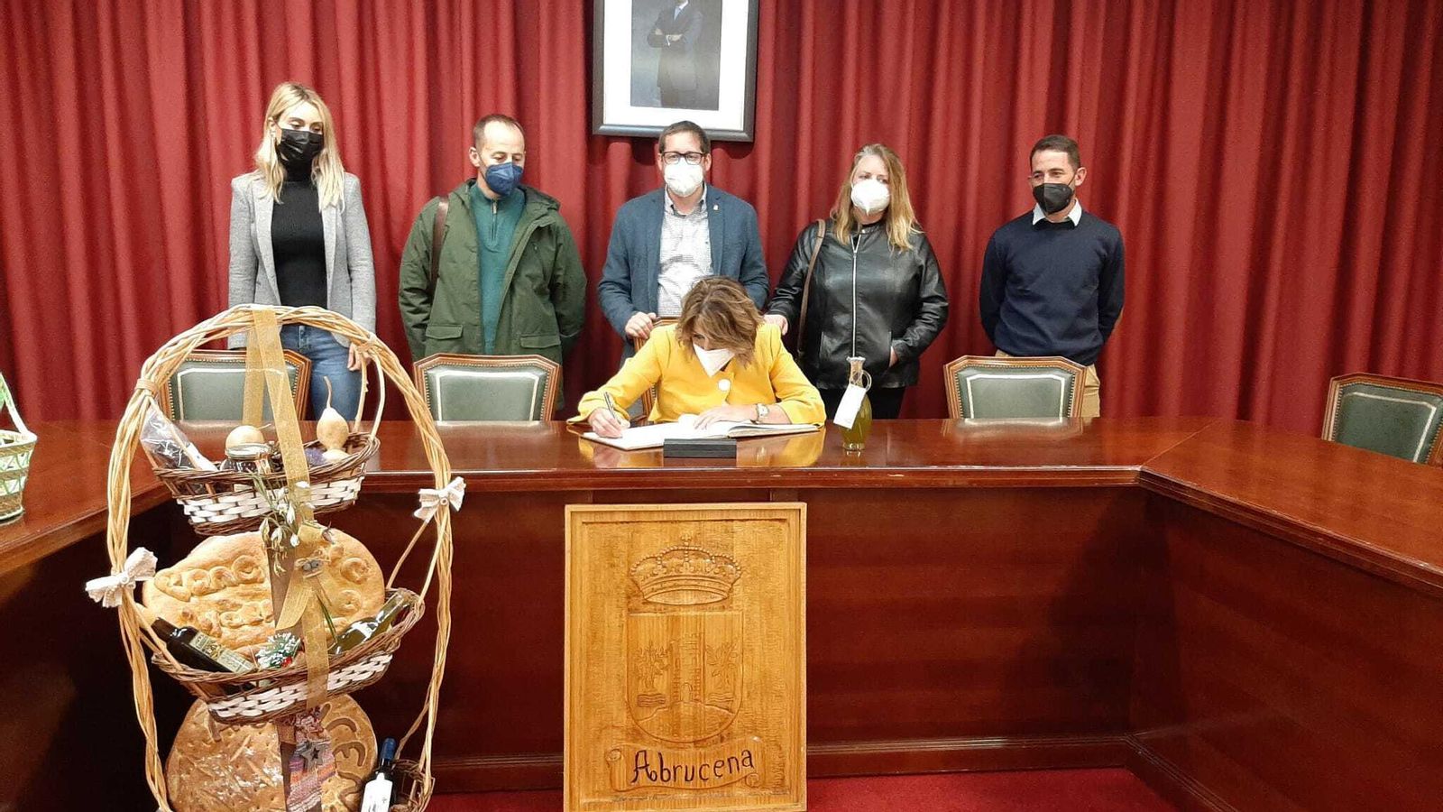 Díaz firmó en el Libro de Honor de Abrucena.