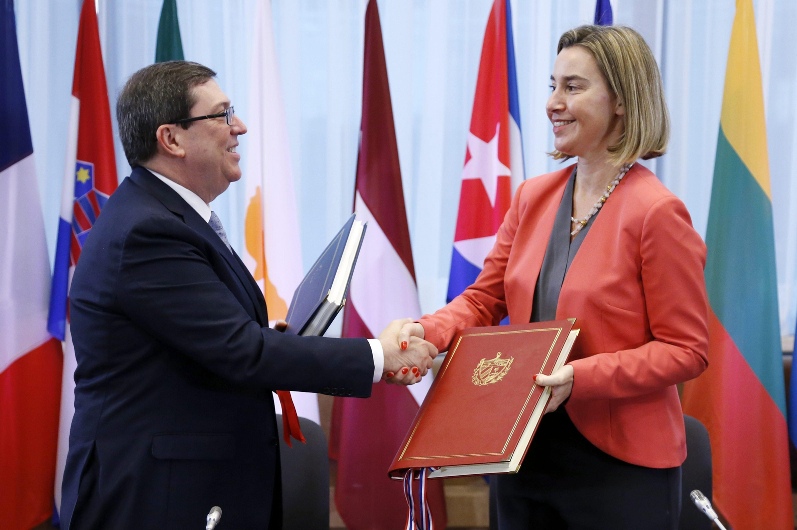 La jefa de la diplomacia europea, Federica Mogherini, y el ministro cubano de Exteriores, Bruno Rodríguez, durante la firma del acuerdo ayer en Bruselas.