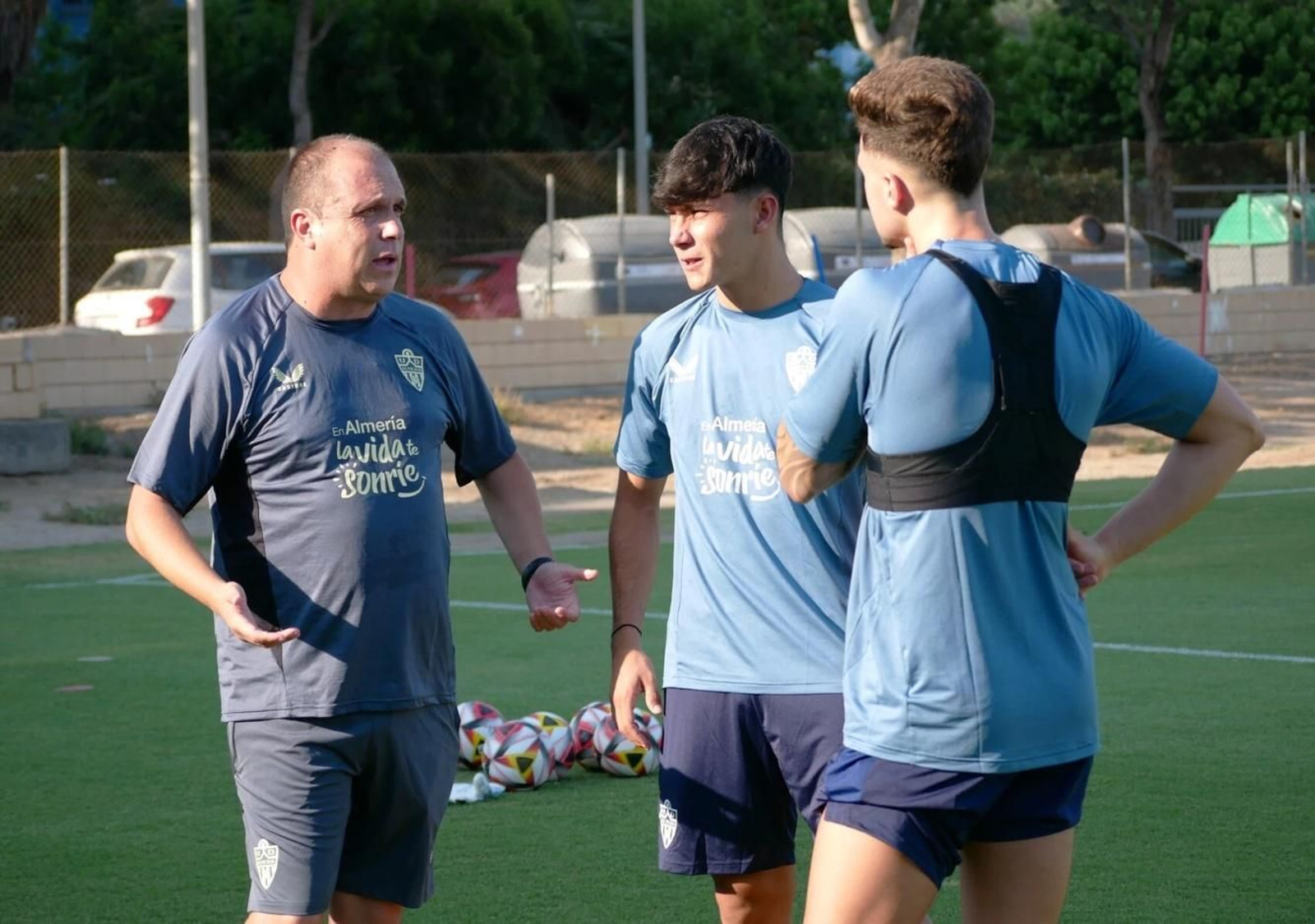 Alberto Lasrte y Joan, en un entrenamiento del filial rojiblanco. Alberto Lasrte y Joan, en un entrenamiento del filial rojiblanco.