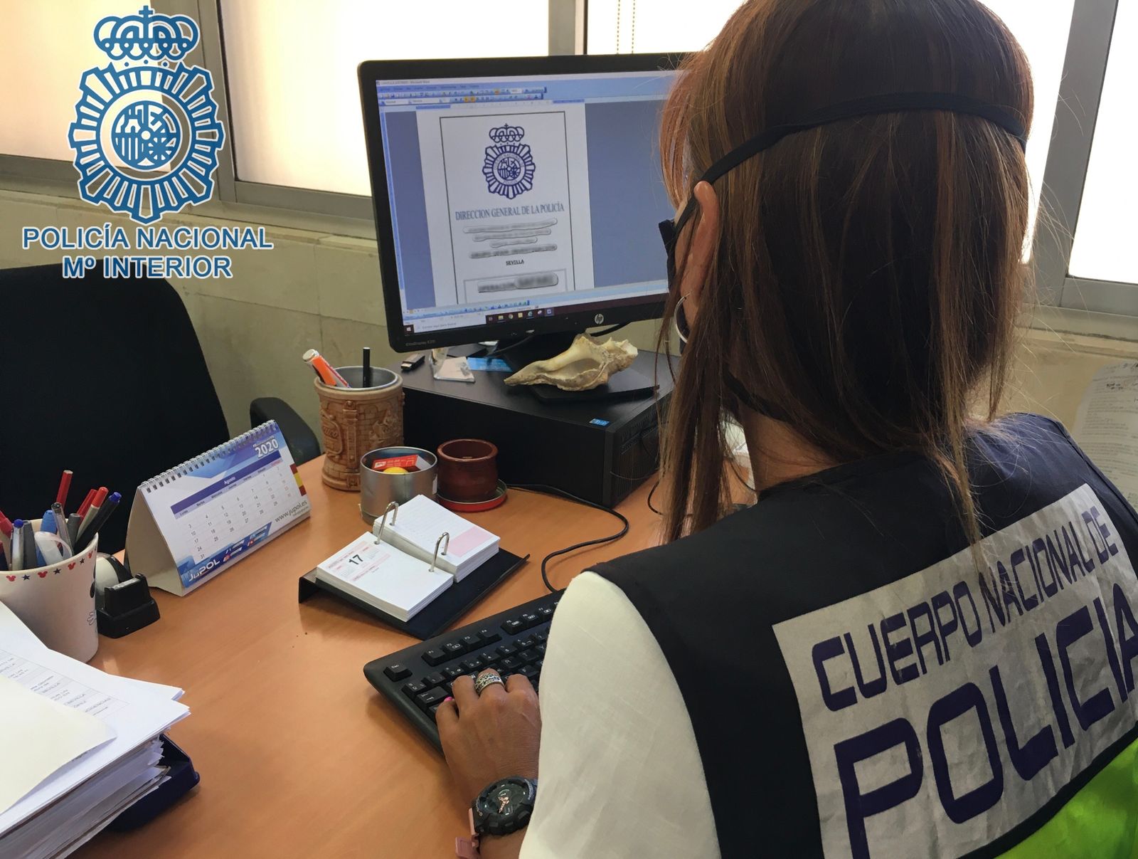 Una agente durante un momento de la investigación policial.